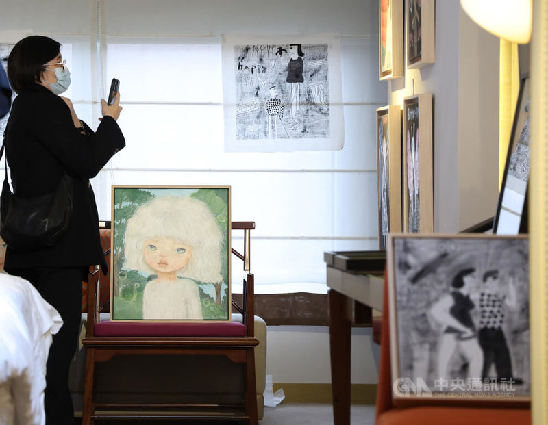 2025 ART FUTURE藝術未來博覽會10日在台北君悅酒店舉行開展記者會,現場展出藝術家創作作品。中央社記者張新偉攝 114年1月10日