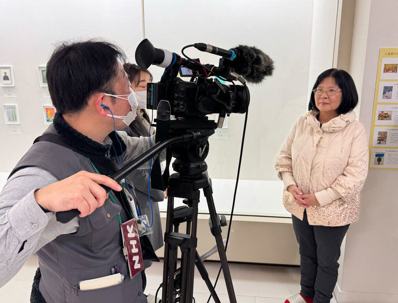 藝術家李麗琴(右)獲得日本車屋美術館主辦「10x15世界大賽」最高榮譽市長獎,她11日前往領獎,並接受NHK和讀賣新聞採訪。李麗琴表示,她在創作中想傳達愛的訊息,藉由比賽看見更遼闊的風景。(李麗琴提供)中央社記者邱祖胤傳真 114年1月11日