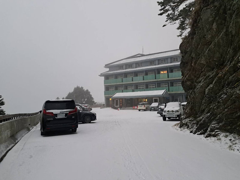 低溫搭配水氣，合歡山區10日夜間、11日凌晨陸續下雪，積雪約2、3公分，停放松雪樓門口的汽車引擎蓋、車頂披上一層雪衣。（林業及自然保育署南投分署提供）中央社記者蕭博陽南投縣傳真 114年1月11日