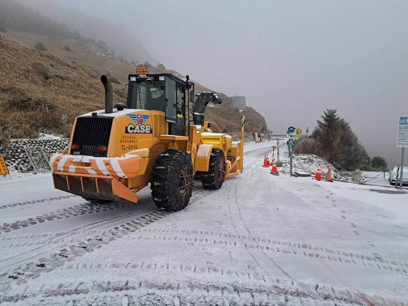 低溫搭配水氣,合歡山區10日夜間、11日凌晨陸續下雪,積雪約2、3公分,交通部公路局出動鏟雪車。(林業及自然保育署南投分署提供)中央社記者蕭博陽南投縣傳真 114年1月11日
