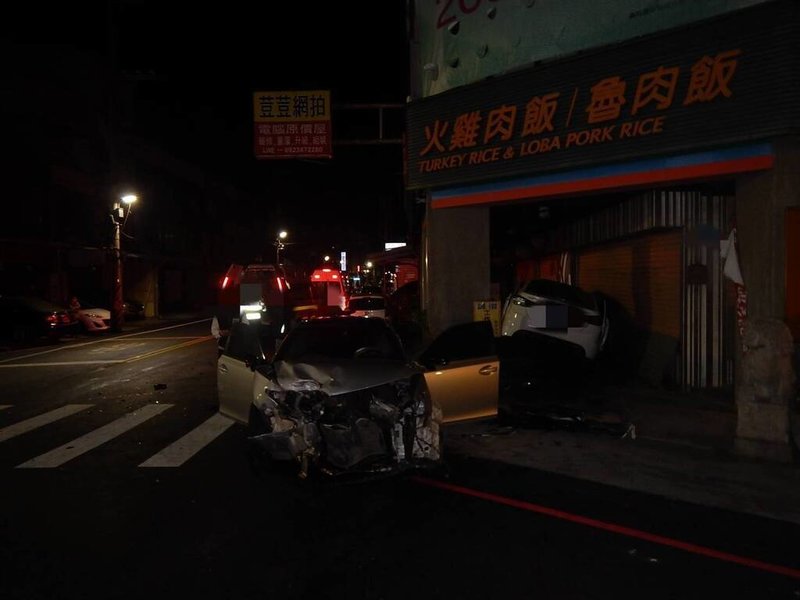 台中市一輛白色小客車行經龍井區遊園路、中蔗路口，因闖紅燈撞上另輛直行的銀色小客車，2輛車失控衝進一旁店家騎樓。（民眾提供）中央社記者趙麗妍傳真  114年1月11日