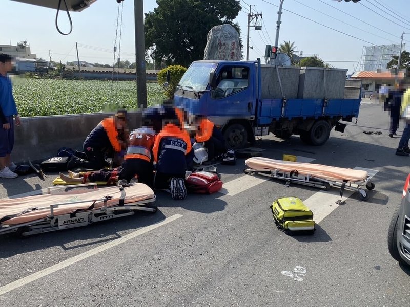 台南市鹽水區11日發生小貨車和機車碰撞事故，造成機車雙載8旬老夫婦當場OHCA（到院前心肺功能停止），送醫急救仍不治。（台南市消防局提供）中央社記者張榮祥台南傳真  114年1月11日