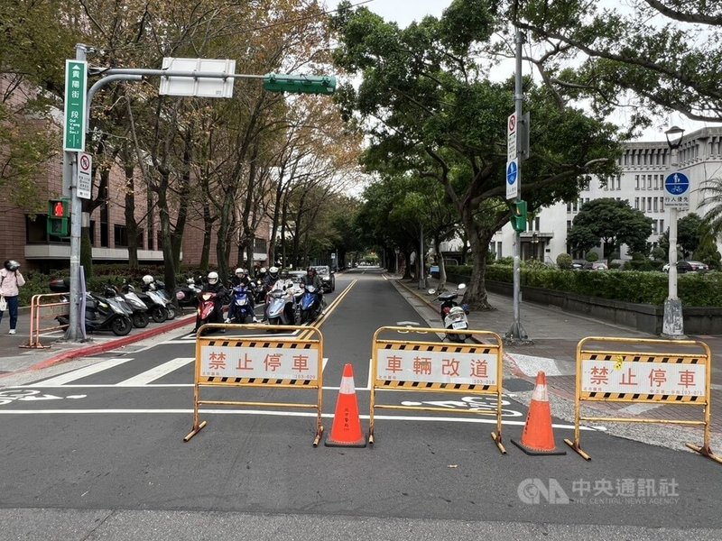 民眾黨11日在自由廣場前辦集會，台北市警方已管制中山南路雙向快車道及西側慢車道全線，其餘路段將視現場狀況擴大交管。（翻攝畫面）中央社記者劉建邦傳真 114年1月11日