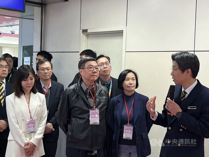 行政院長卓榮泰(前左2)11日到桃園國際機場視察春節疏運整備作業,並在管制區內視察相關安檢、檢疫及旅客動線。中央社記者葉臻攝 114年1月11日