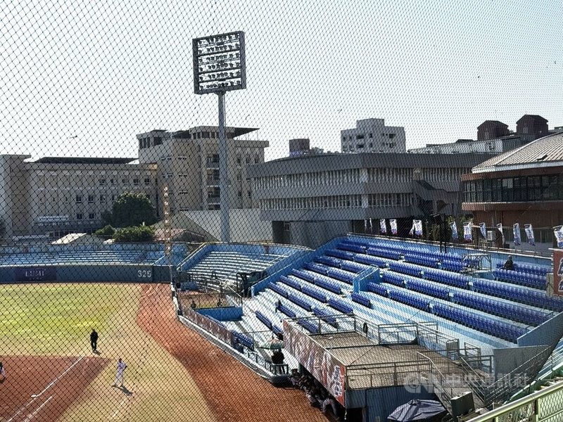 台體大棒球場準備進行整修工程,包括一、三壘側看台等區域預計都會重新設計整建,預計3月過後逐步動工。圖為一壘看台區及看台下球員休息區。中央社記者謝靜雯攝 114年1月11日