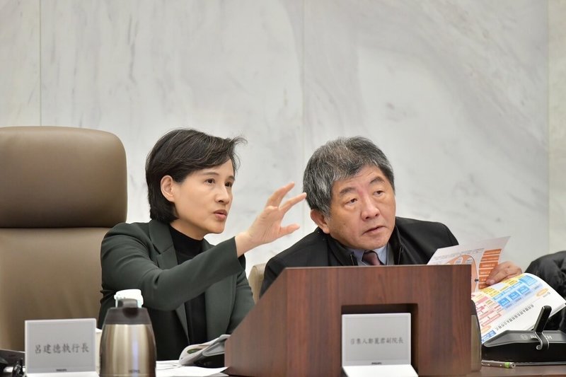 行政院副院長鄭麗君（左）10日主持「行政院長期照顧推動小組」會議，宣布長照3.0計畫將於民國115年完整啟動。圖右為行政院政務委員陳時中。（行政院提供）中央社記者賴于榛傳真 114年1月11日