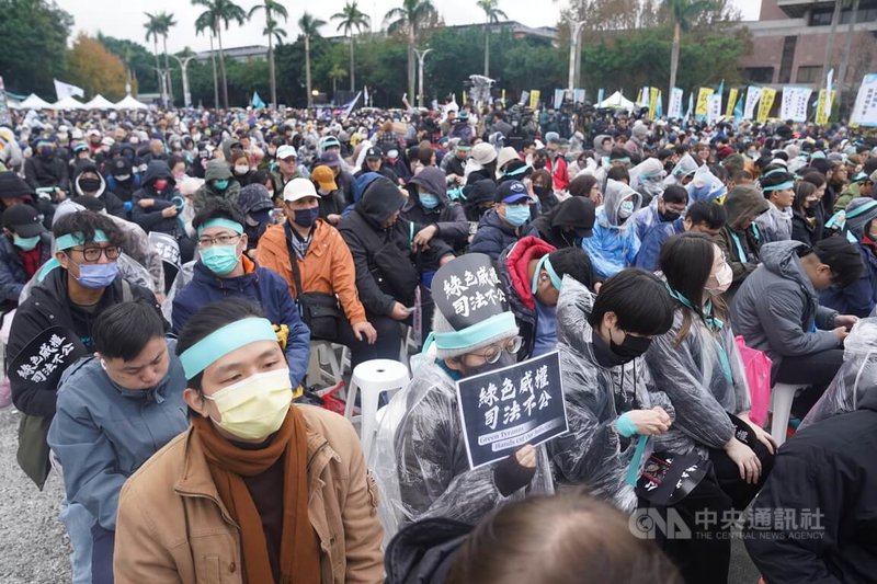 適逢司法節,民眾黨11日在自由廣場舉行「111釘孤枝!萬人捍衛司法正義」活動,許多支持者冒著寒冷天氣到場力挺。中央社記者徐肇昌攝 114年1月11日