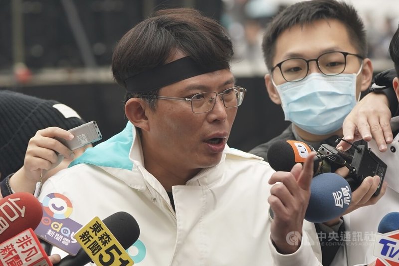 民眾黨11日在自由廣場舉辦集會活動,民眾黨代理黨主席黃國昌(左)受訪表示,為對抗綠色威權的恐怖統治,台灣人民應不分黨派站出來,要求賴政府還給人民司法正義。中央社記者徐肇昌攝 114年1月11日