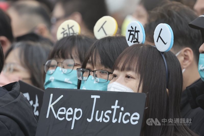 台灣民眾黨11日在台北自由廣場舉辦集會,群眾不畏寒風,齊聚高喊「綠色威權、司法不公」等口號,有支持者戴著「放人」字樣的頭飾,為前民眾黨主席柯文哲聲援。中央社記者王飛華攝 114年1月11日