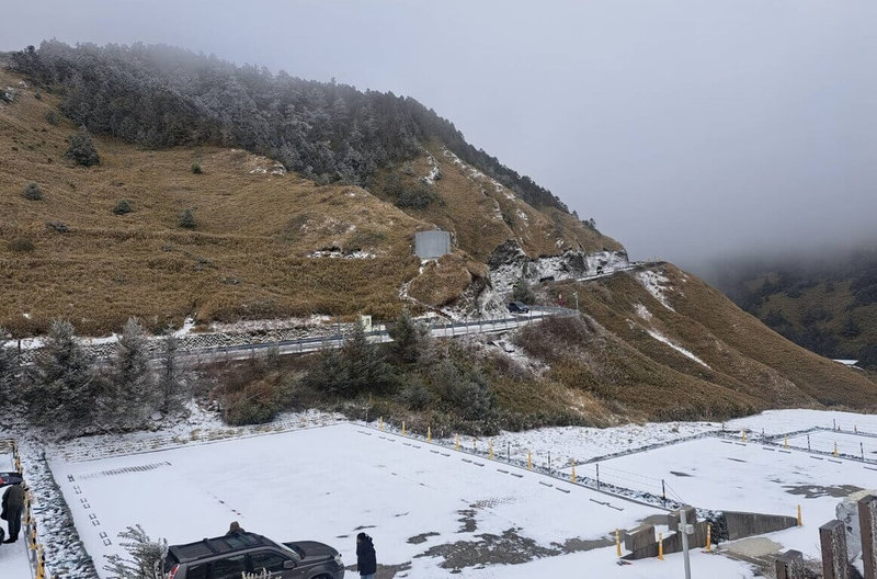 強烈大陸冷氣團發威搭配水氣，合歡山11日降雪，白天積雪漸少，但入夜仍有固態降水機率及局部路面結冰。公路局宣布，11日夜間至12日清晨將預警性封閉台14甲線翠峰至大禹嶺路段。（林業及自然保育署南投分署提供）中央社記者蕭博陽南投縣傳真 114年1月11日