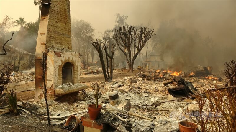 美國加州洛杉磯地區野火波及民宅，燃燒殆盡之後，現場一片狼藉有如戰場。中央社記者林宏翰洛杉磯攝 114年1月9日