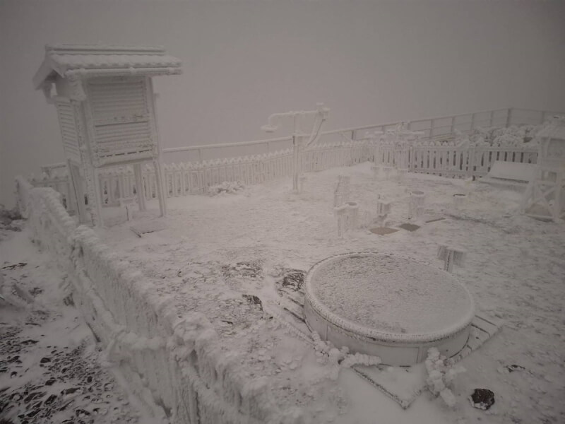 中央氣象署觀測,強烈大陸冷氣團發威,10日晚間玉山降雪,截至11日清晨6時多量測,雪深約0至3公分。(氣象署提供)中央社記者汪淑芬傳真 114年1月11日