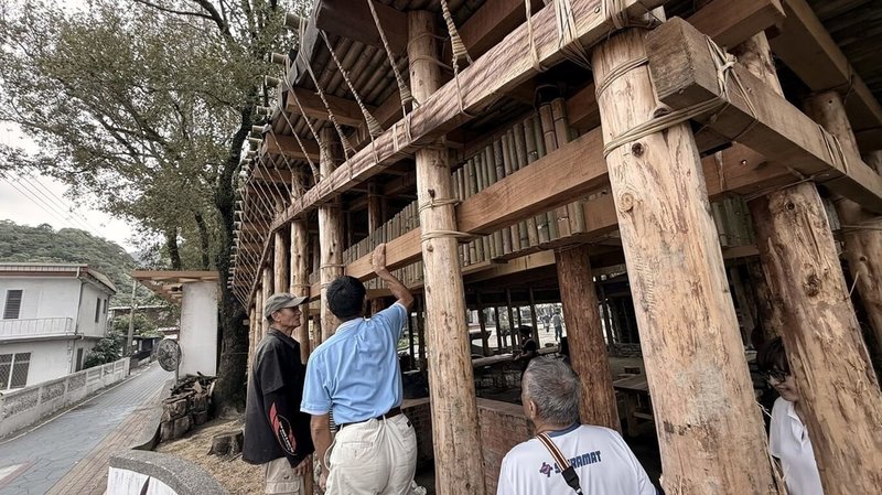 宜蘭縣東澳國小透過「營造原住民族文化學習場域計畫」，在校內以傳統工法建置泰雅族的聚會所，作為師生的課程空間。（教育部提供）中央社記者陳至中傳真  114年1月11日