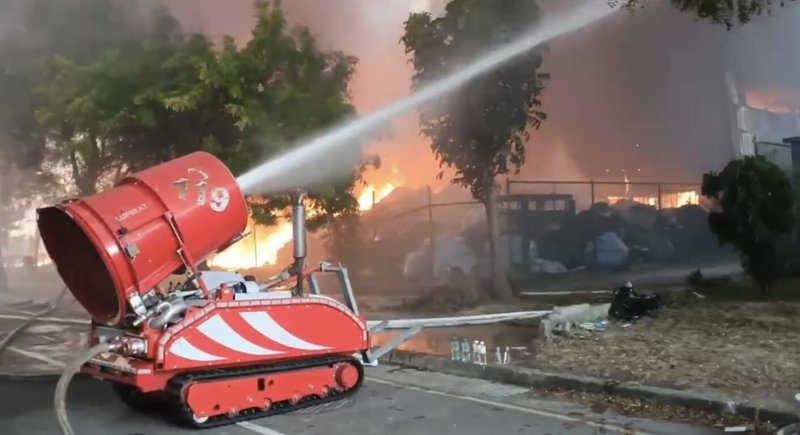 台南市消防局11日獲報指柳營科技工業區隆順綠能科技發生火警，陸續派出28車75人趕往灌救，另增派1台消防機器人、3輛重機具、2輛怪手及1台無人機支援，2個多小時後撲滅火勢。（台南市消防局提供）中央社記者張榮祥台南傳真  114年1月11日