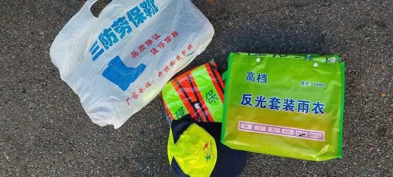 民進黨台中市議員江肇國11日指出，中市採購清潔隊員雨鞋、雨衣竟是中國貨，與標案上「中華民國」規定不符，未確實驗收。對此，環保局坦承文書作業疏失，將後續調整修改公告內容，以避免造成誤解。（江肇國提供）中央社記者趙麗妍傳真  114年1月11日