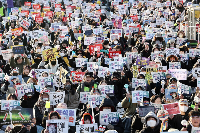 11日大批韓國民眾聚集示威，要求立刻逮捕遭停職的總統尹錫悅。（韓聯社）