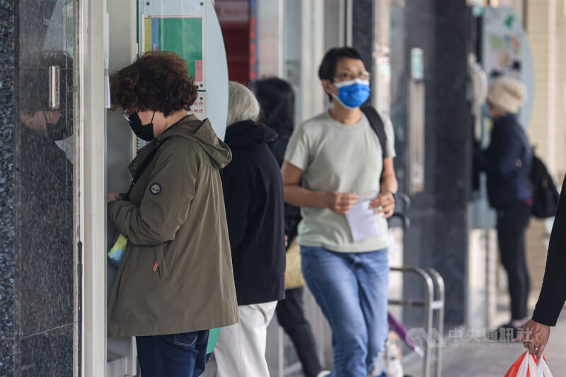 圖為民眾在郵局使用ATM。（中央社檔案照片）