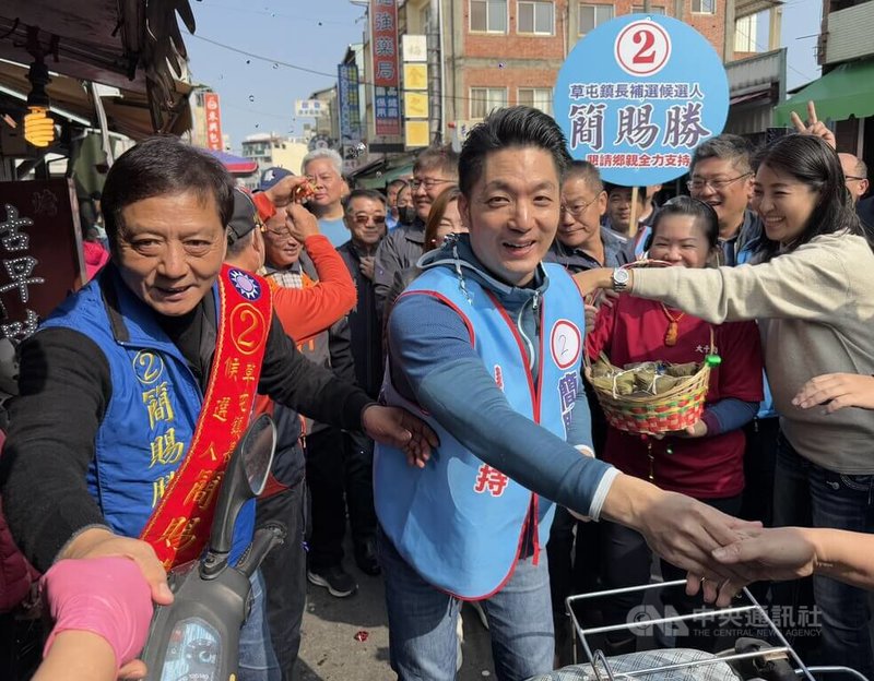 台北市長蔣萬安（前右）11日到南投陪同國民黨草屯鎮長補選候選人簡賜勝（前左）掃街拜票，懇請鄉親支持簡賜勝。中央社記者蕭博陽南投攝  114年1月11日