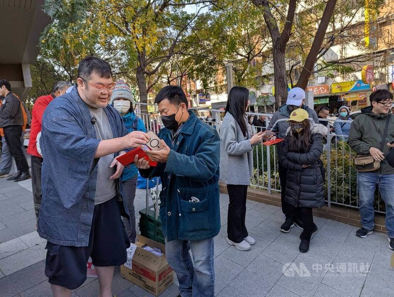 公民團體發起罷免台中多名國民黨立委，12日在南屯國民運動中心前舉辦連署書聯合收件活動，網紅四叉貓（本名劉宇席）（前左）等人也到場聲援，並發送春聯。中央社記者蘇木春台中攝  114年1月12日