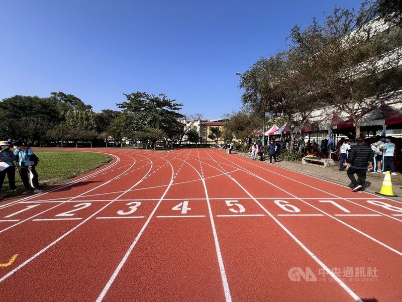 屏東縣潮州國小跑道因老舊影響學生上體育課安全，縣府爭取經費進行跑道整建，鋪設全密式PU跑道，給予師生安全運動環境，12日啟用。中央社記者李卉婷攝  114年1月12日