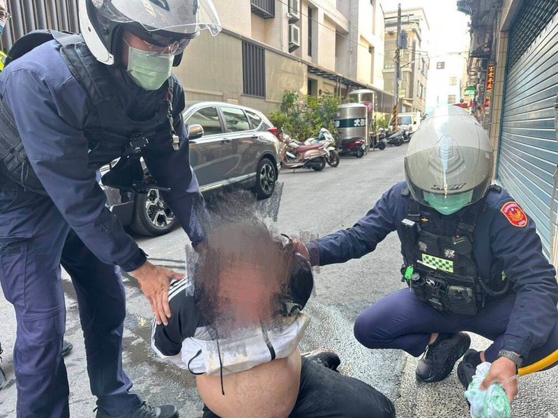高雄市鳳山區12日發生持刀傷人事件,疑因友人間口角,其中1人持刀砍傷對方,警消獲報到場將犯嫌逮捕到案,傷者則送醫救治。(高雄市政府警察局鳳山分局提供)中央社記者張已亷傳真 114年1月12日