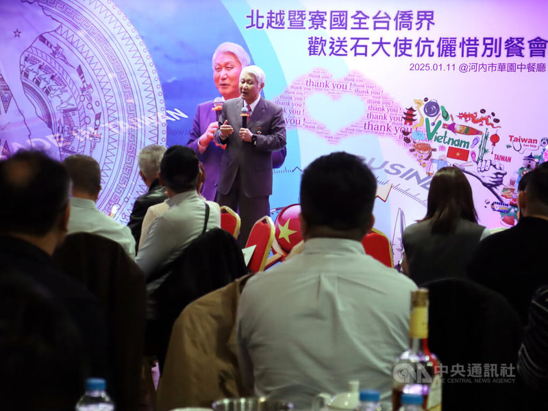 駐越南代表石瑞琦(台上者)11日晚間和北越地區及寮國僑界餐敘話別,9年駐越工作將告段落。中央社記者陳家倫河內攝 114年1月12日