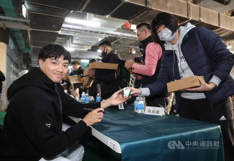 中職台鋼雄鷹隊12日在台北大巨蛋舉辦簽名會,球員吳念庭(前左)與參與簽名會的球迷合影。中央社記者張新偉攝 114年1月12日