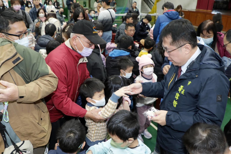 第1屆台南市議長盃全人教育機器人邀請賽12日在安平區石門國小舉辦，市長黃偉哲（前右）到場為參賽者打氣。（台南市政府提供）中央社記者楊思瑞台南傳真  114年1月12日