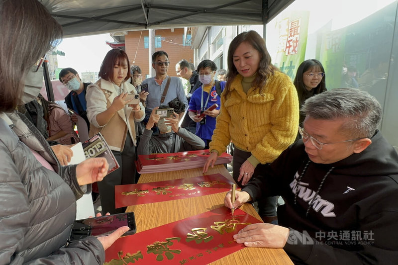 身兼中華職棒大聯盟會長的民進黨立委蔡其昌（前右1）12日到台南發送「臺灣尚勇」春聯，並為民眾簽名。前右2為民進黨立委林宜瑾。中央社記者楊思瑞攝  114年1月12日