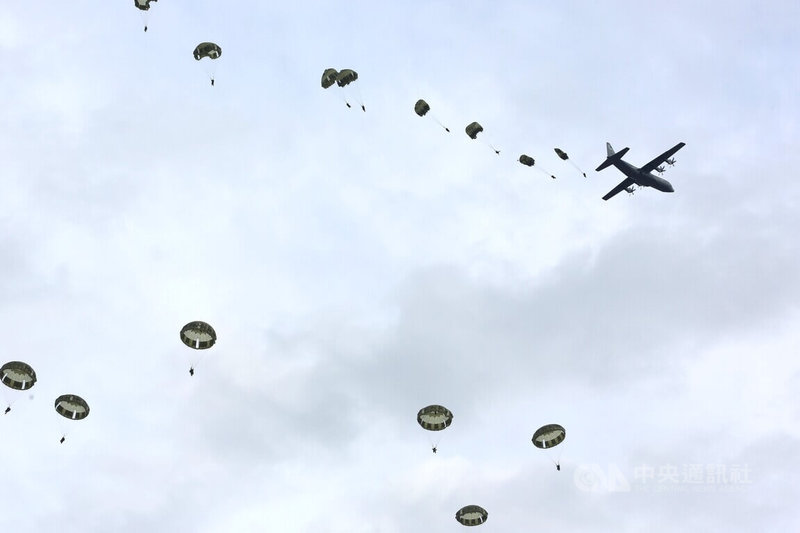 日本陸上自衛隊唯一的空降部隊12日在千葉縣習志野演習場舉行演訓，有11個友邦派員參與。日本防衛大臣中谷元表示，多國聯合訓練對於日本的戰略，也就是實現印度太平洋願景有很大的助益。中央社記者楊明珠千葉攝 114年1月12日