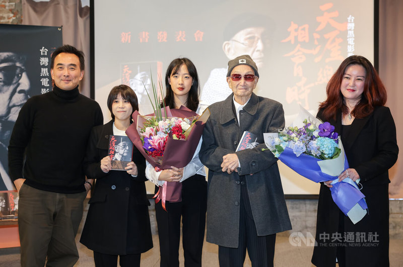 「天涯總有相會時:台灣黑電影教父蔡揚名」新書發表會12日下午在台北舉行,金馬獎終身成就獎得主蔡揚名(右2)、本書作者卓庭伍(左2)出席,導演蔡岳勳(左)、蔡宓潔(右)及蔡揚名孫女(中)獻花祝福。中央社記者裴禛攝 114年1月12日
