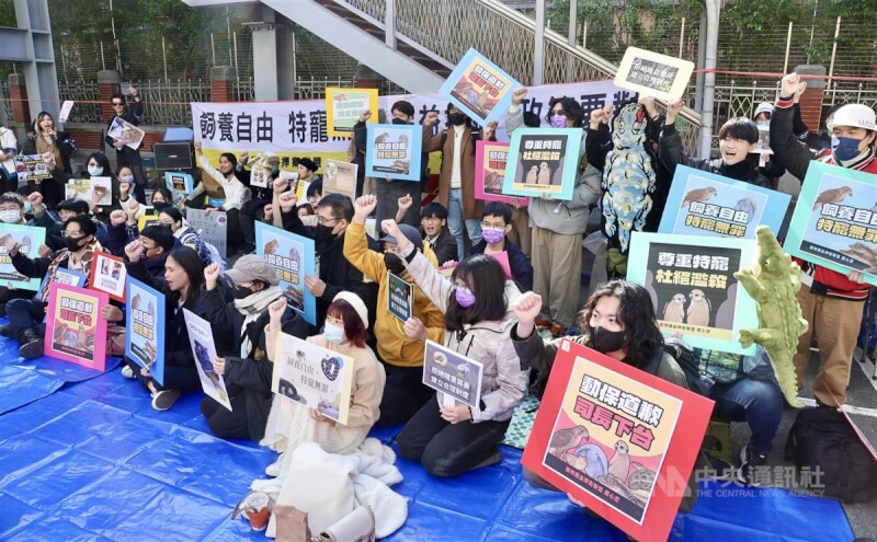 寵物權益捍衛聯盟12日在立法院外集會,抗議農業部動保司擬增列禁止輸入飼養955種物種,參與者手舉「飼養自由,特寵無罪」等標語表達訴求。中央社記者張皓安攝 114年1月12日