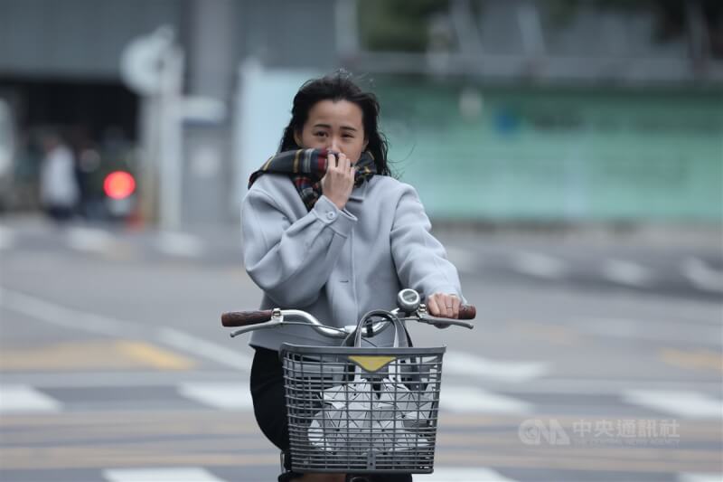 圖為民眾騎單車在台北市中正區街頭。（中央社檔案照片）