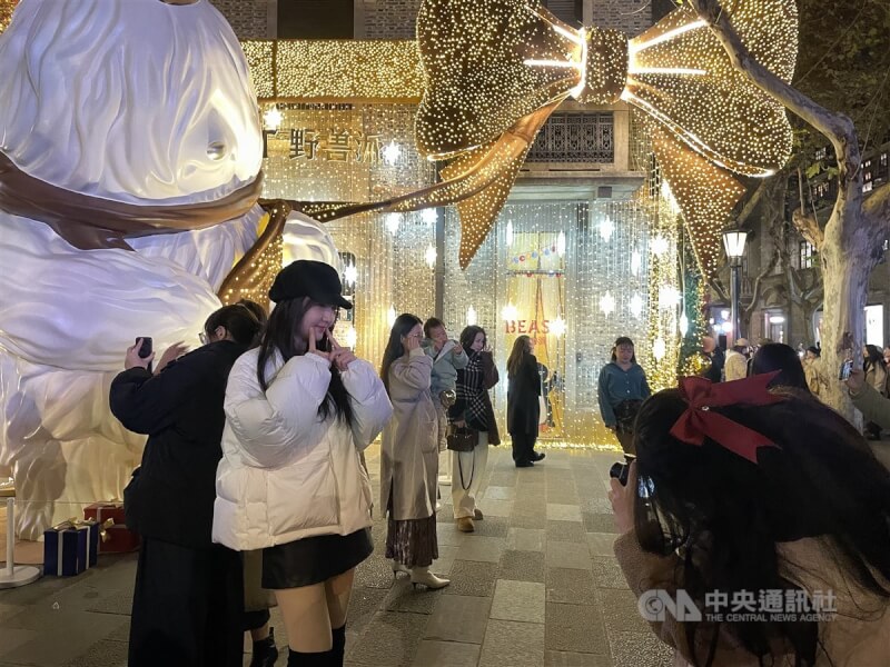 在上海市區隨處可見拿著相機，與路邊裝置藝術拍照的民眾。圖攝於113年12月20日上海新天地。中央社記者廖文綺上海攝 114年1月12日