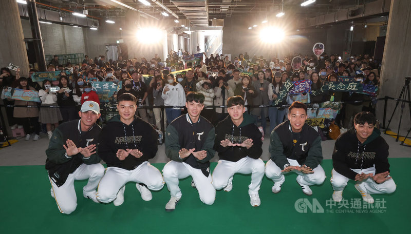 中職台鋼雄鷹隊12日在台北大巨蛋舉辦簽名會,球員陳文杰(前左起)、陳柏清、王博玄、曾子祐、王柏融與吳念庭出席,與參與活動的球迷合影。中央社記者張新偉攝 114年1月12日