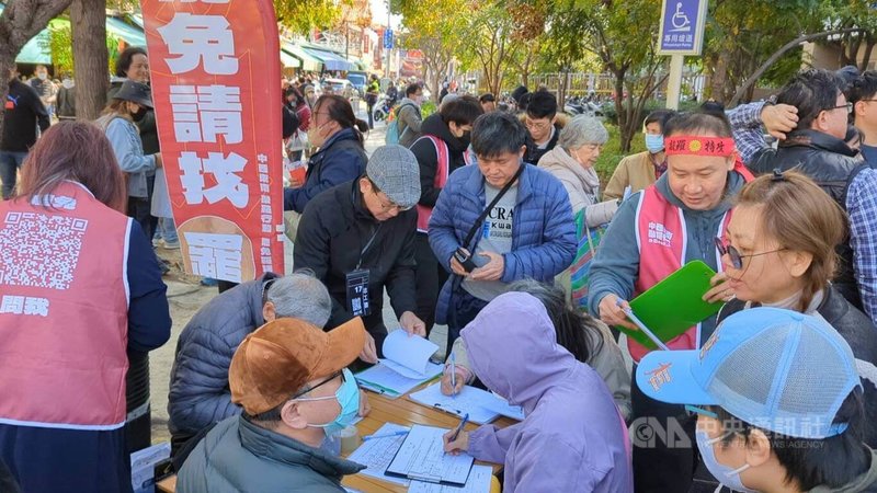 公民團體發起罷免台中多名國民黨立委，12日在南屯國民運動中心前舉辦連署書聯合收件活動，吸引許多民眾到場索取連署書填寫。中央社記者蘇木春台中攝  114年1月12日