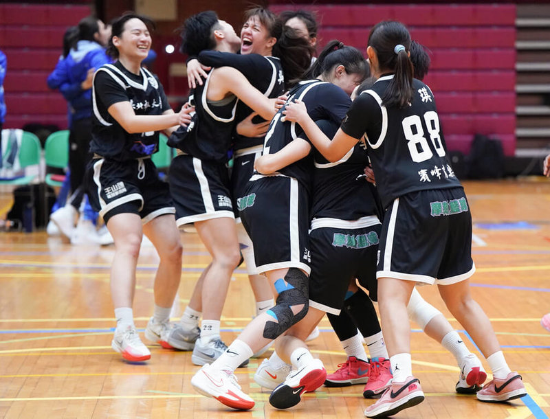 113學年度大專籃球聯賽（UBA）女子組預賽第3階段13日持續在台灣師範大學舉行，台北市立大學以90比79逆轉美和科大，晉級6強複賽仍有一線生機，賽後全隊興奮抱在一起慶祝。（大專體總提供）中央社記者陳容琛傳真  114年1月13日