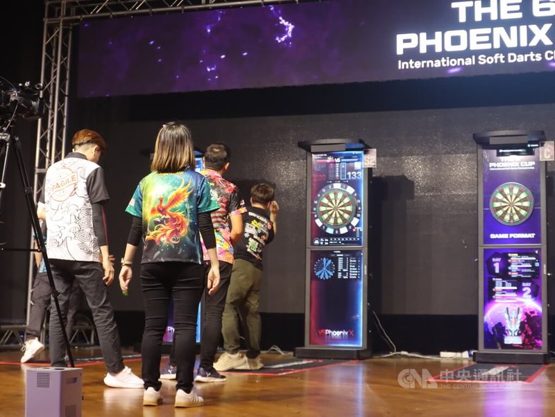 馬來西亞第6屆鳳凰杯國際軟式飛鏢錦標賽,吸引各國選手參賽,圖為軟式飛鏢比賽現場。中央社記者黃自強吉隆坡攝 114年1月13日