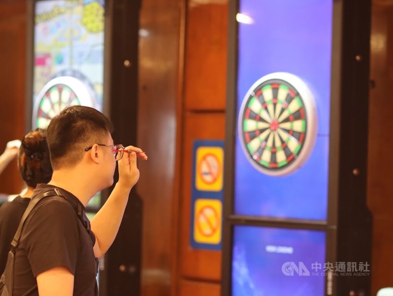 馬來西亞第6屆鳳凰杯國際軟式飛鏢錦標賽,吸引各國選手參賽,不僅以鏢會友,也盼爭取最佳成績。中央社記者黃自強吉隆坡攝 114年1月13日
