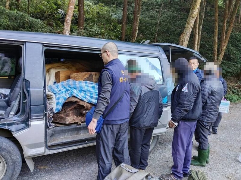 保七總隊第五大隊日前獲報疑有山老鼠在台中和平區國有林地竊取林木，經動員警力在山區冒著寒冷低溫埋伏，查獲司姓男子與堂弟、兒子3人駕駛廂型車下山，車輛輪胎下陷行駛緩慢，形跡可疑，攔查發現車上載運盜伐貴重扁柏。（保七總隊第五大隊提供）中央社記者管瑞平傳真  114年1月13日