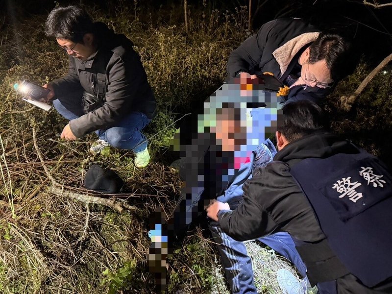 宜蘭監獄前9日發生擄人槍擊案,簡姓男子開槍後逃逸,警方在苗栗大湖山區展開搜索,12日查獲簡男躲在果園溝渠內,警方詢後將簡男等共5名犯嫌送辦。(讀者提供)中央社記者王朝鈺傳真 114年1月13日