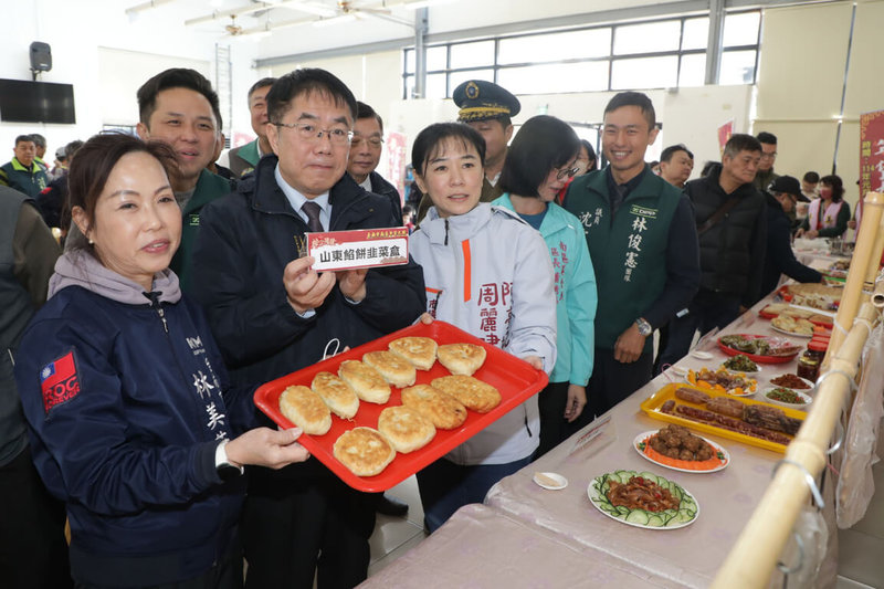 台南市政府13日在南區南都里活動中心舉辦南區眷村年貨大街宣傳記者會，市長黃偉哲（前左2）表示，這次年貨大街與文化季串聯，希望透過豐富活動與精心設計，延續眷村記憶。（台南市政府提供）中央社記者楊思瑞台南傳真  114年1月13日