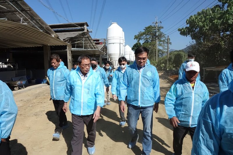 屏東縣萬巒鄉一處養豬場的臭味長期困擾當地居民及休閒農業觀光業者，環境部長彭啓明（前右2）應國民黨立委蘇清泉（前左1）邀約，13日前往視察。（民眾提供）中央社記者黃郁菁傳真  114年1月13日