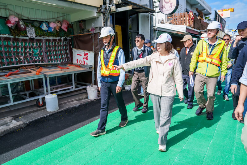 墾丁大街人行空間改善工程進行中，屏東縣長周春米（前右）13日南下視察工程進度，要求農曆年前先完成第1階段夏都飯店至墾丁青年活動中心。（屏東縣政府工務處提供）中央社記者黃郁菁傳真  114年1月13日