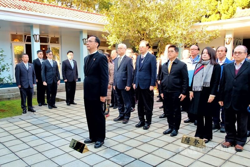 前總統蔣經國逝世37週年，國民黨主席朱立倫（前）13日上午率領黨務主管等到大溪頭寮謁陵。中央社記者吳睿騏桃園機場攝  114年1月13日