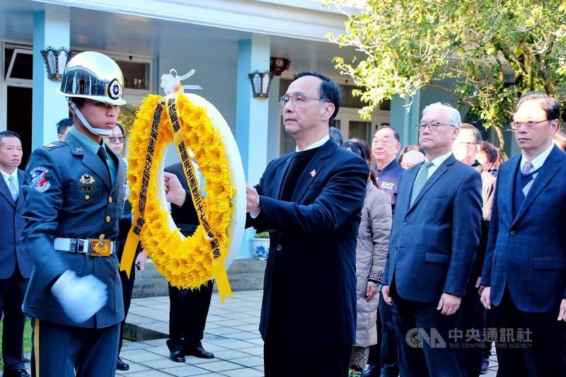 國民黨主席朱立倫(前排左2)13日率領黨部人員出席前總統蔣經國逝世37週年紀念謁陵,代表獻花致意;對於前台北市長柯文哲抗告遭駁回,朱立倫說,希望法院秉持勿枉勿縱,展現台灣司法公平正義的一面。中央社記者吳睿騏桃園機場攝 114年1月13日