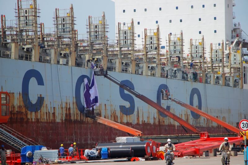 圖為中國遠洋海運集團（COSCO）一艘正在建造的船。（路透社）