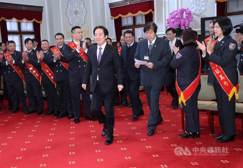 總統賴清德(前中)13日在總統府接見113年鳳凰獎楷模得獎人,賴總統進入會場時與會者起立鼓掌歡迎。中央社記者鄭傑文攝 114年1月13日