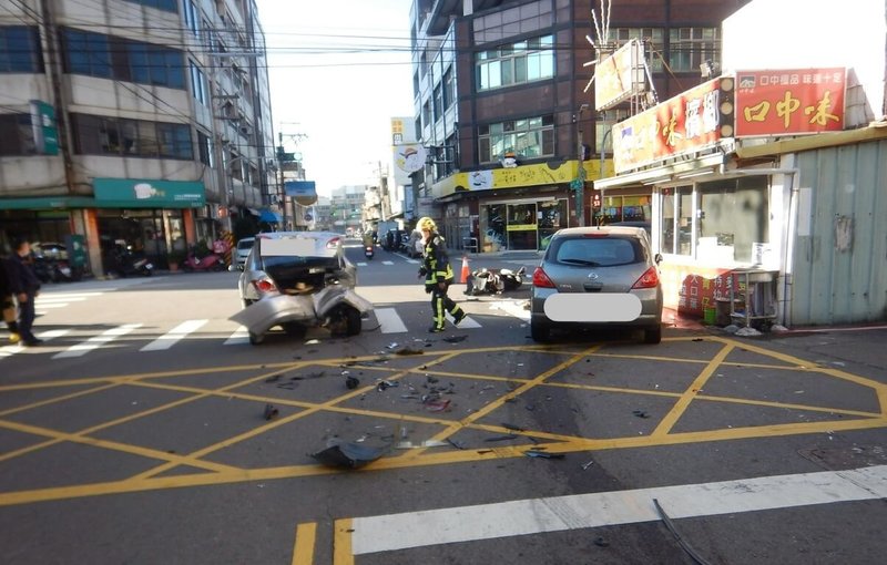 台中市大甲區五福街與蔣公路口13日發生4輛汽機車追撞事故。警方表示，這起交通事故造成4名駕駛受傷送醫，其中肇事車輛駕駛命危觀察中。（民眾提供）中央社記者郝雪卿傳真 114年1月13日