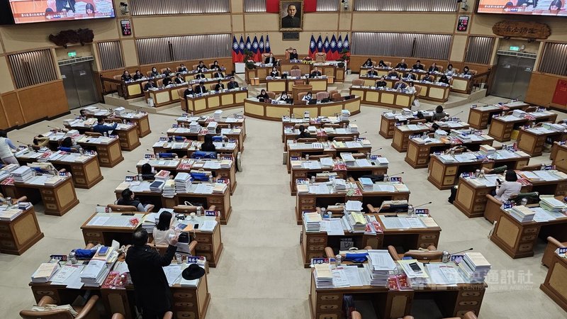 位在板橋的新北市立殯儀館（板殯）遷建或改建引發爭議，國民黨市議員周勝考（下方立者）13日在議會表示，反對原地改建，若市府不撤銷召開說明會，他將杯葛議事。中央社記者王鴻國攝  114年1月13日